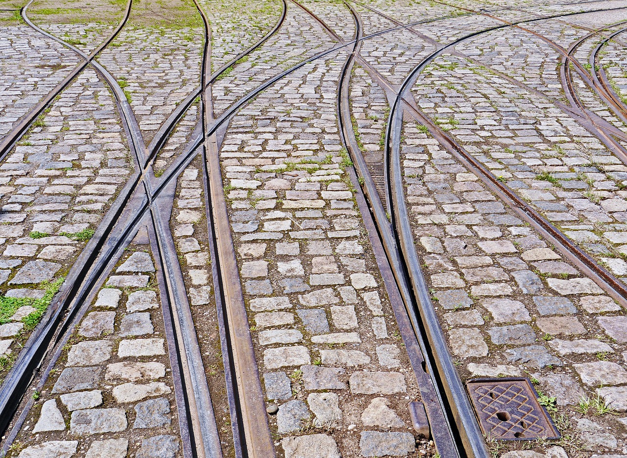 Aiguillages de tramway sur une voie pavée