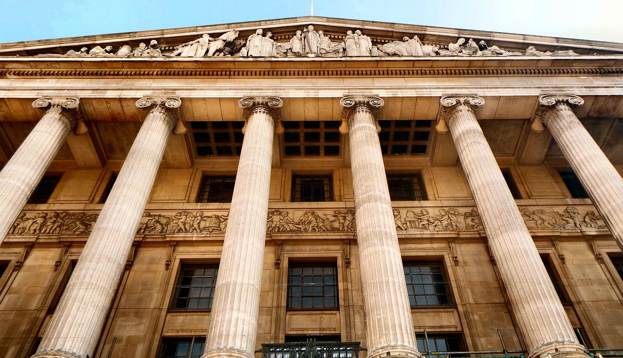 Façade de pierre à colonnes d'un bâtiment de banque