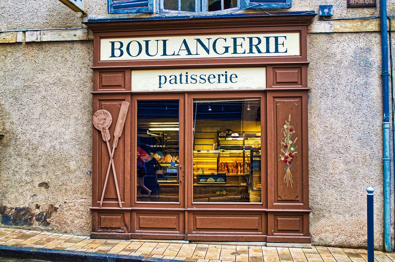 Devanture en bois d'une boulangerie-pâtisserie de village