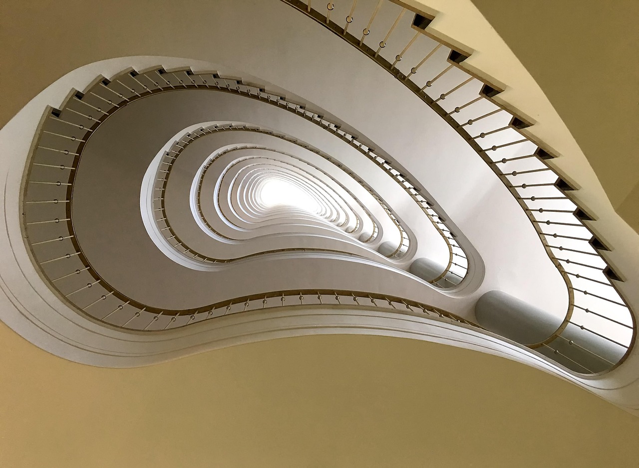 Cage d’escalier ovale d’un immeuble collectif, vue en contre-plongée