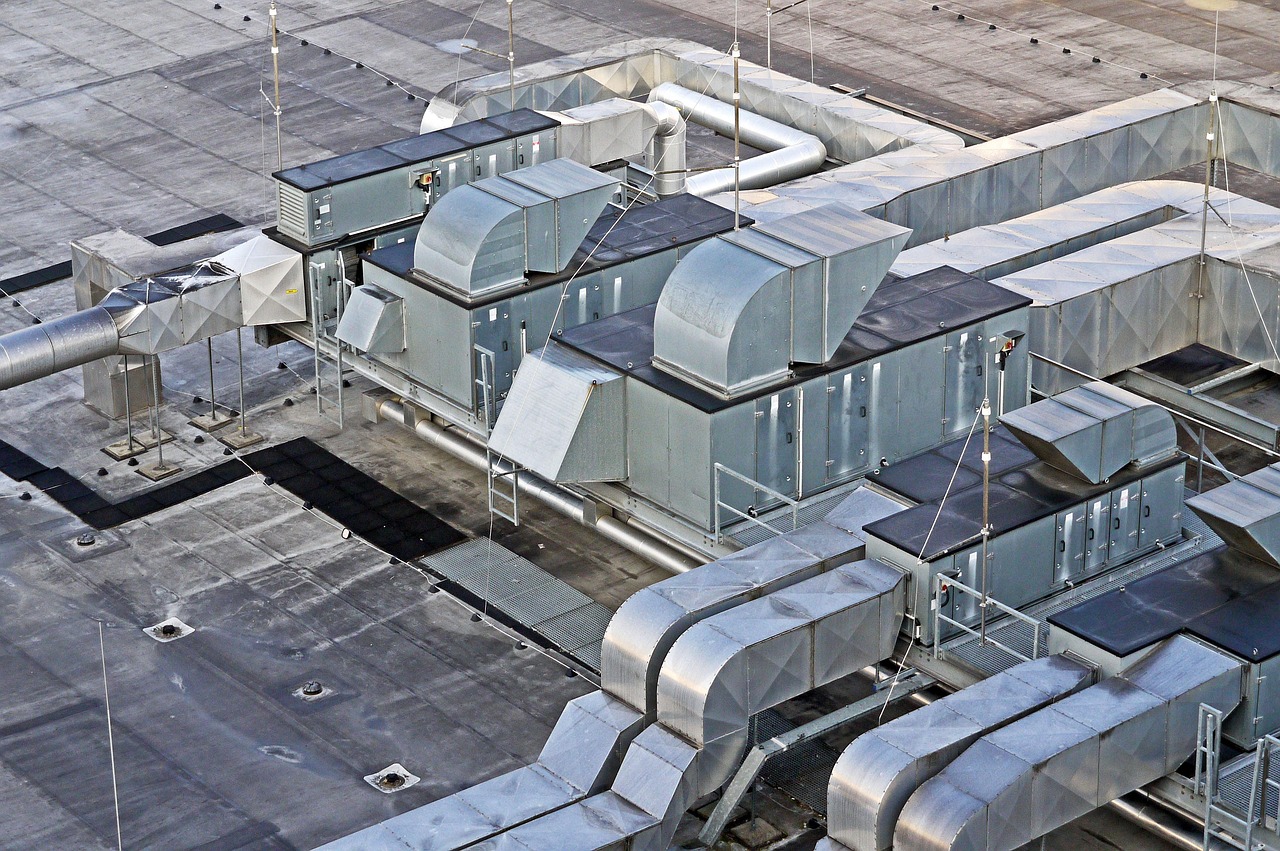 Centrales de traitement d'air et gaines de ventilation sur le toit-terrasse d'un grand bâtiment commercial