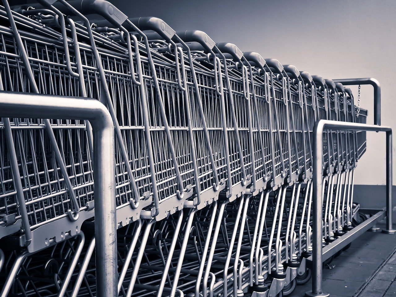 Rangée de chariots de supermarché
