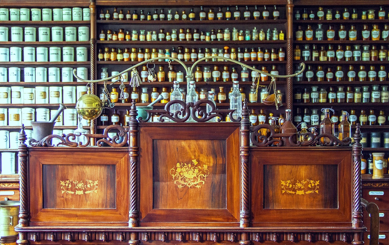Comptoir en bois et pots d’une pharmacie ancienne