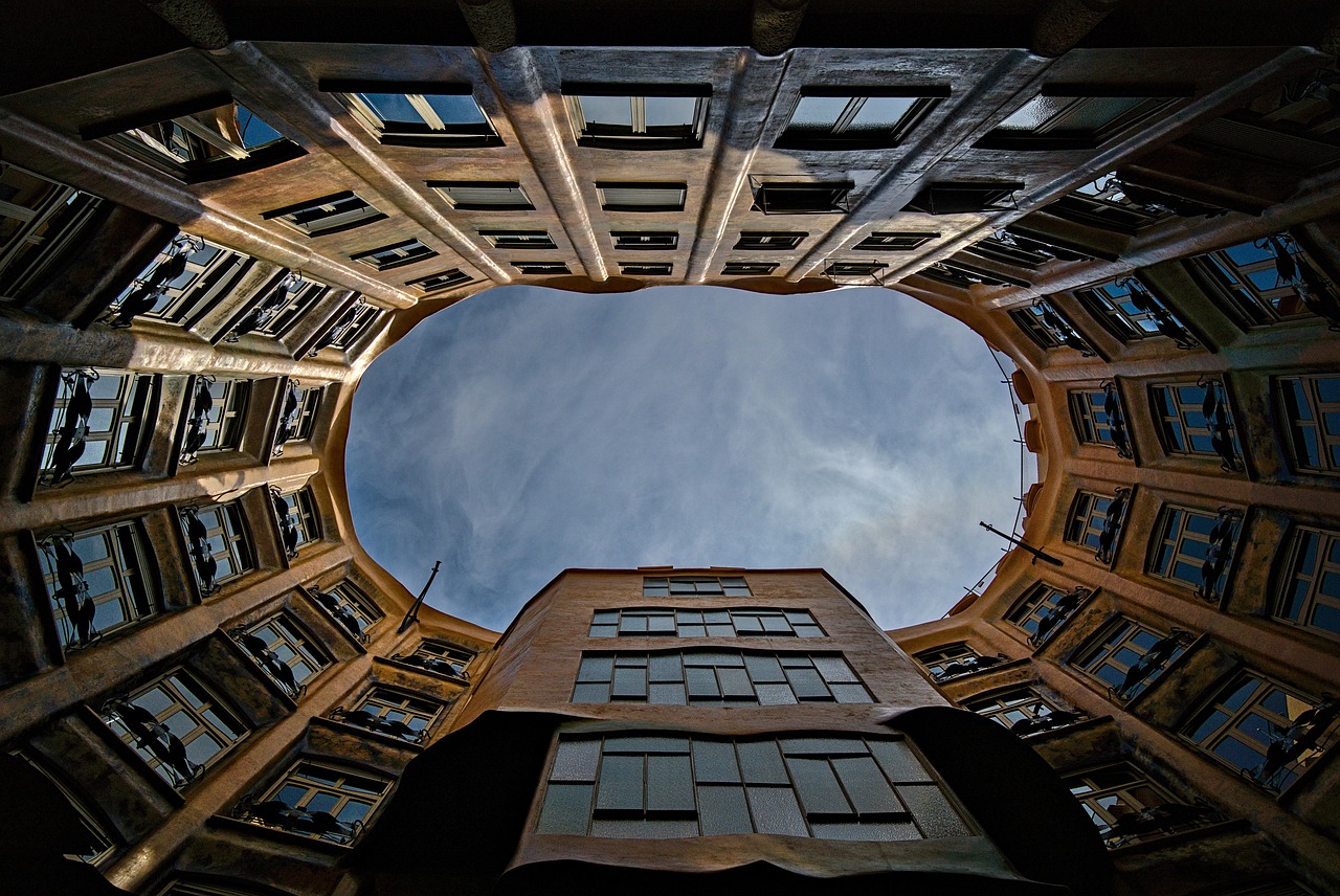 Cour intérieure d'un immeuble vue du bas