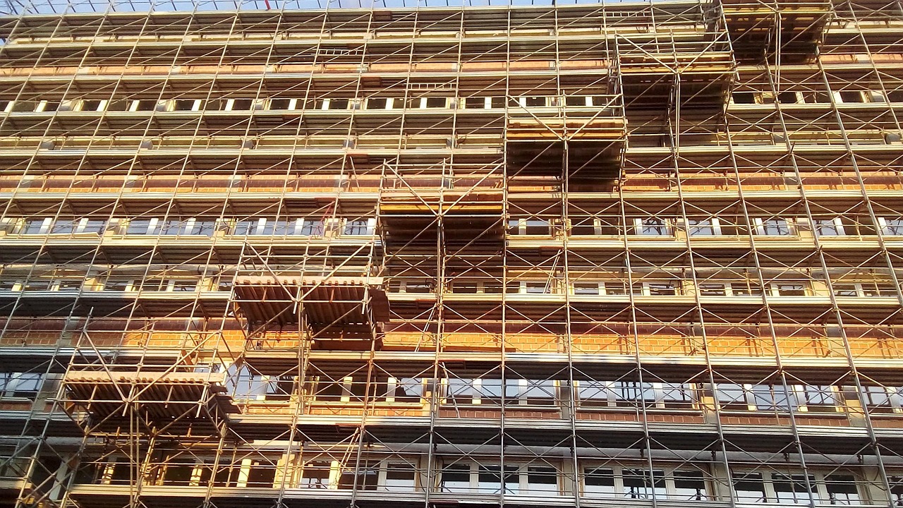 Échafaudage sur un immeuble en travaux