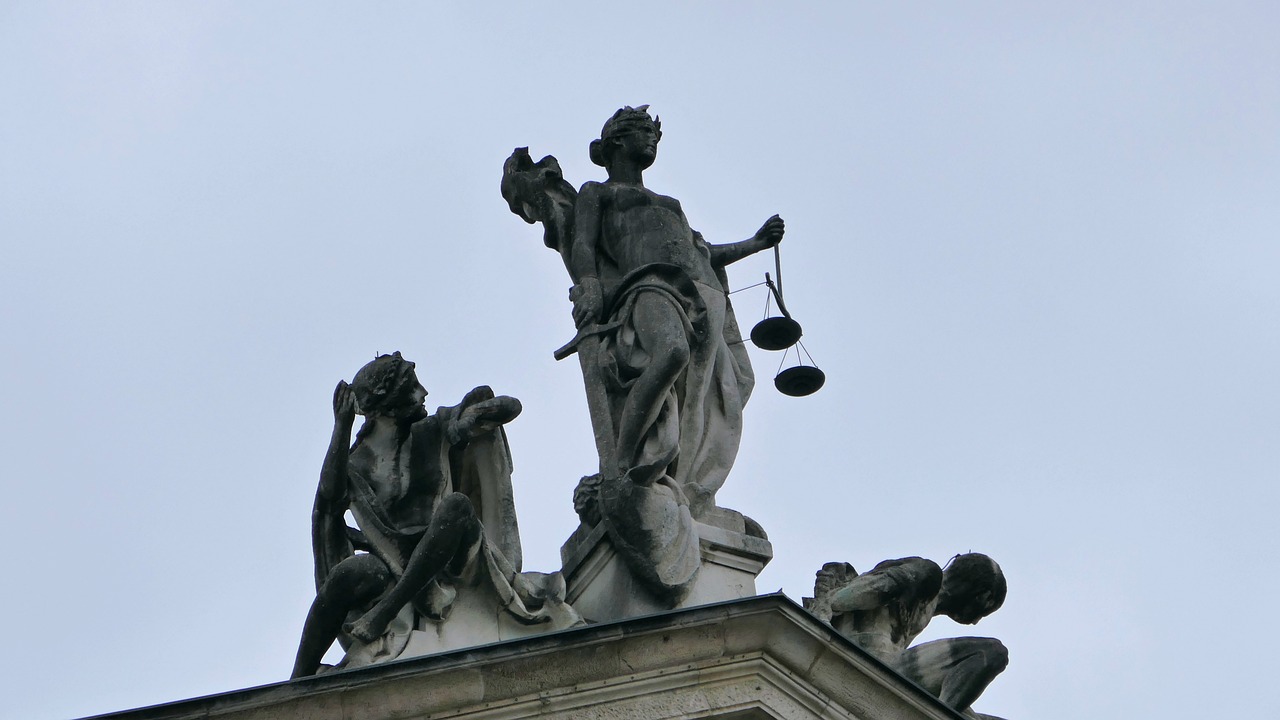 Blindfolded statue of Justice holding the scales