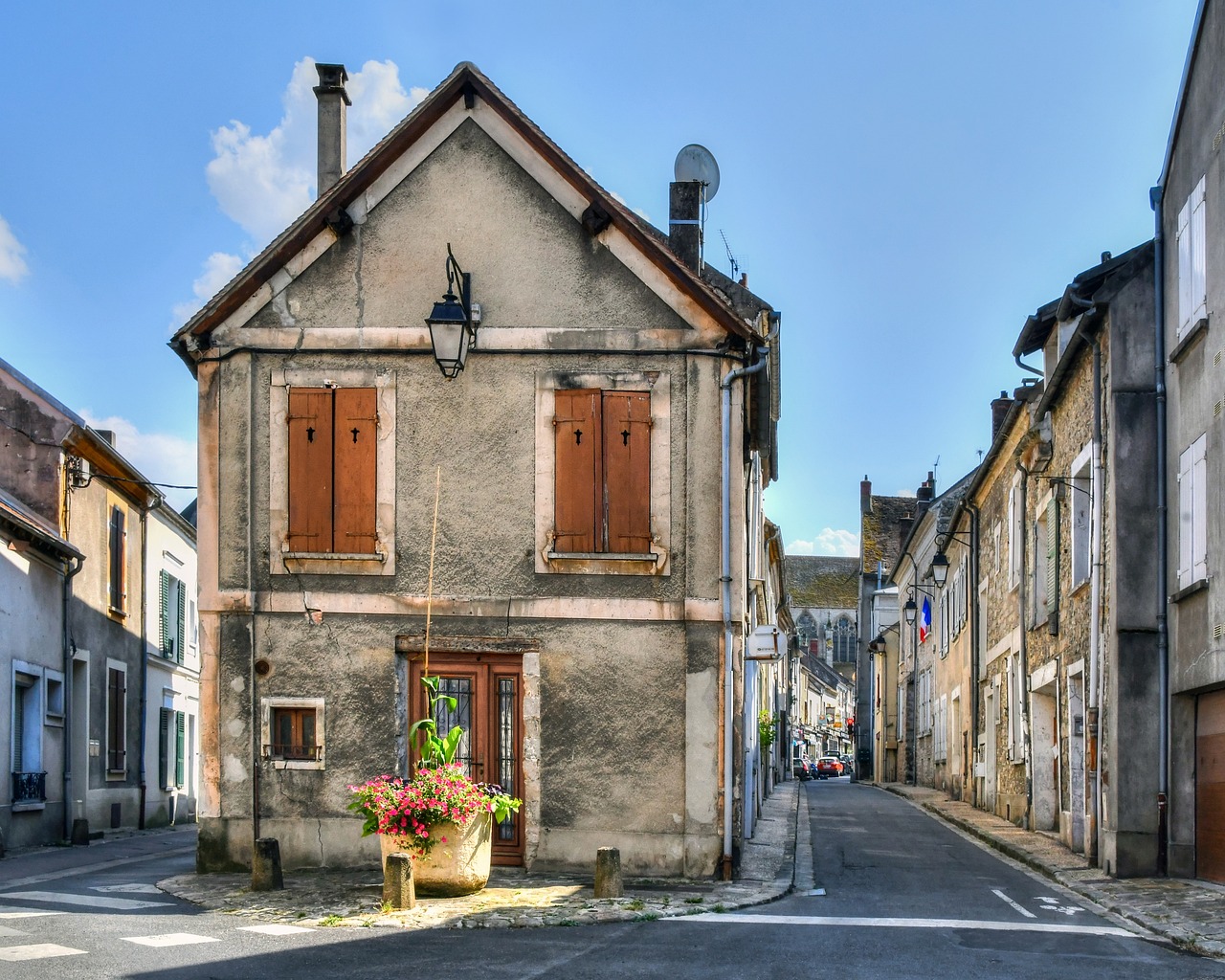 Maison de ville ancienne à l'angle de deux rues d'un centre-bourg