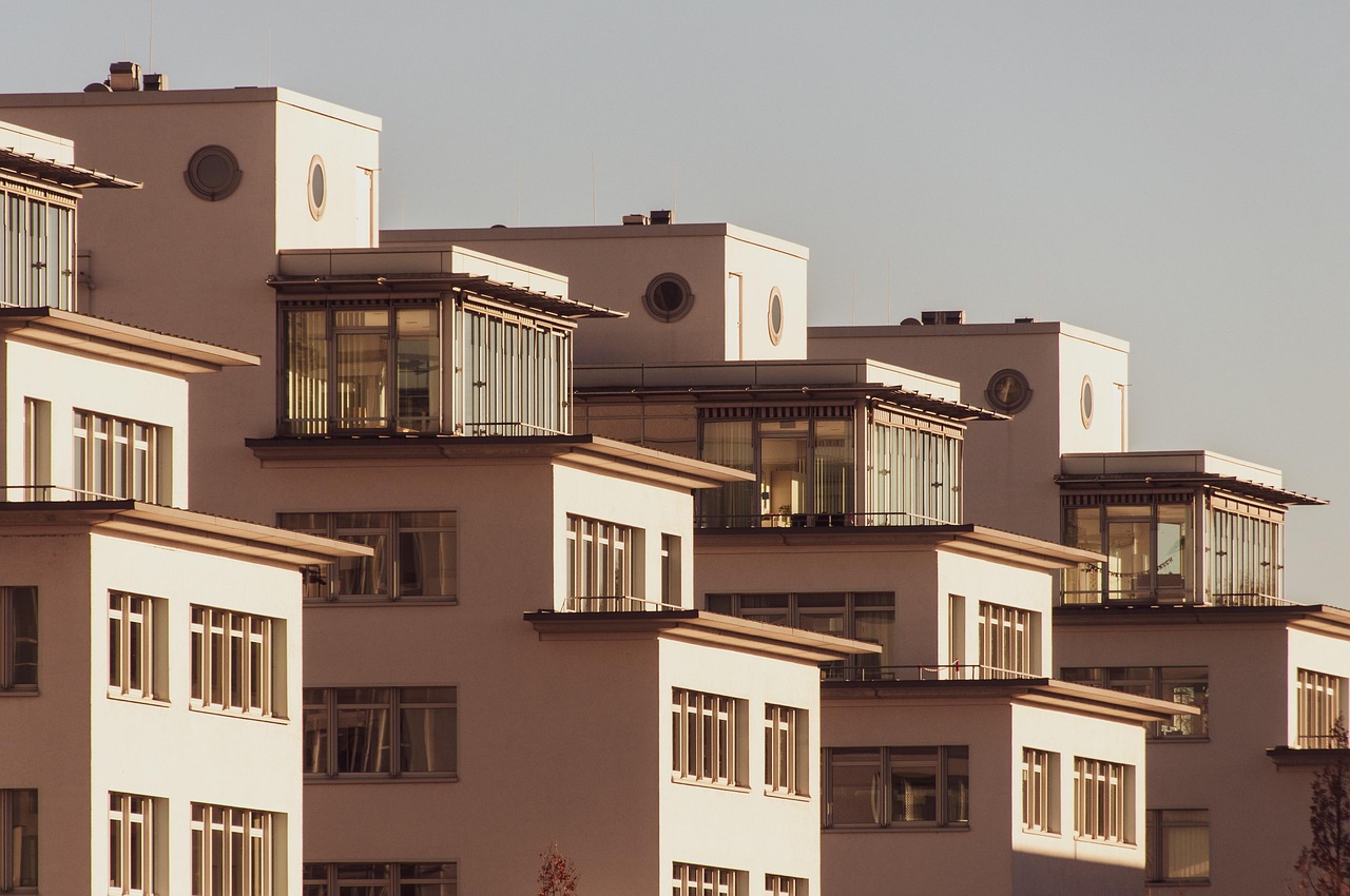 Façades d'immeubles d'habitation en gradins au soleil couchant