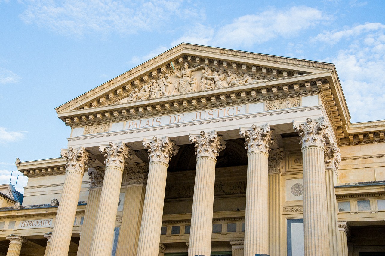 Fronton et colonnes d'un palais de justice portant l'inscription « Palais de justice »