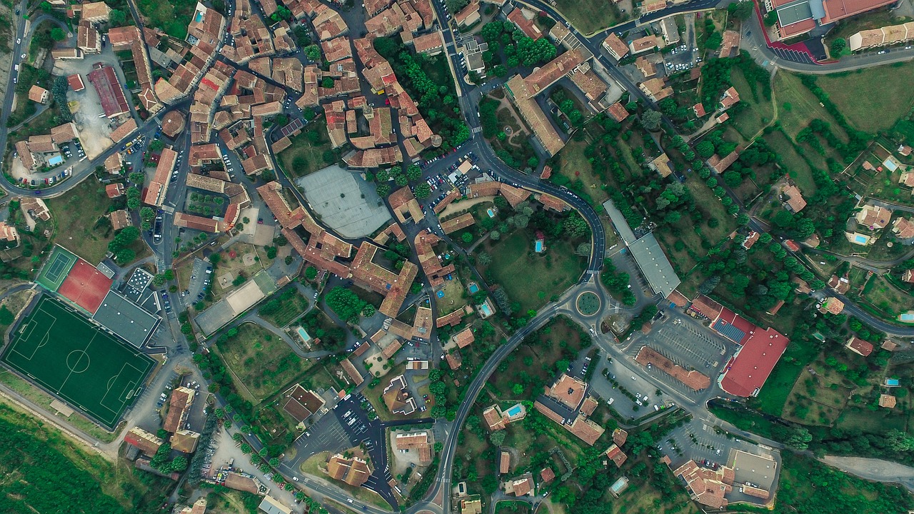 Petite ville vue du ciel, entre bourg ancien et parcelles non bâties