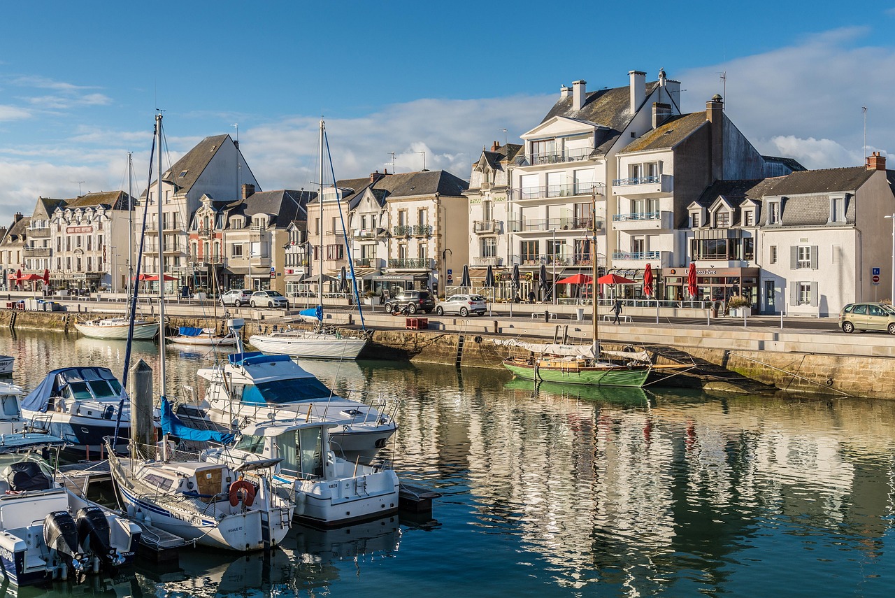 Port de plaisance bordé de maisons