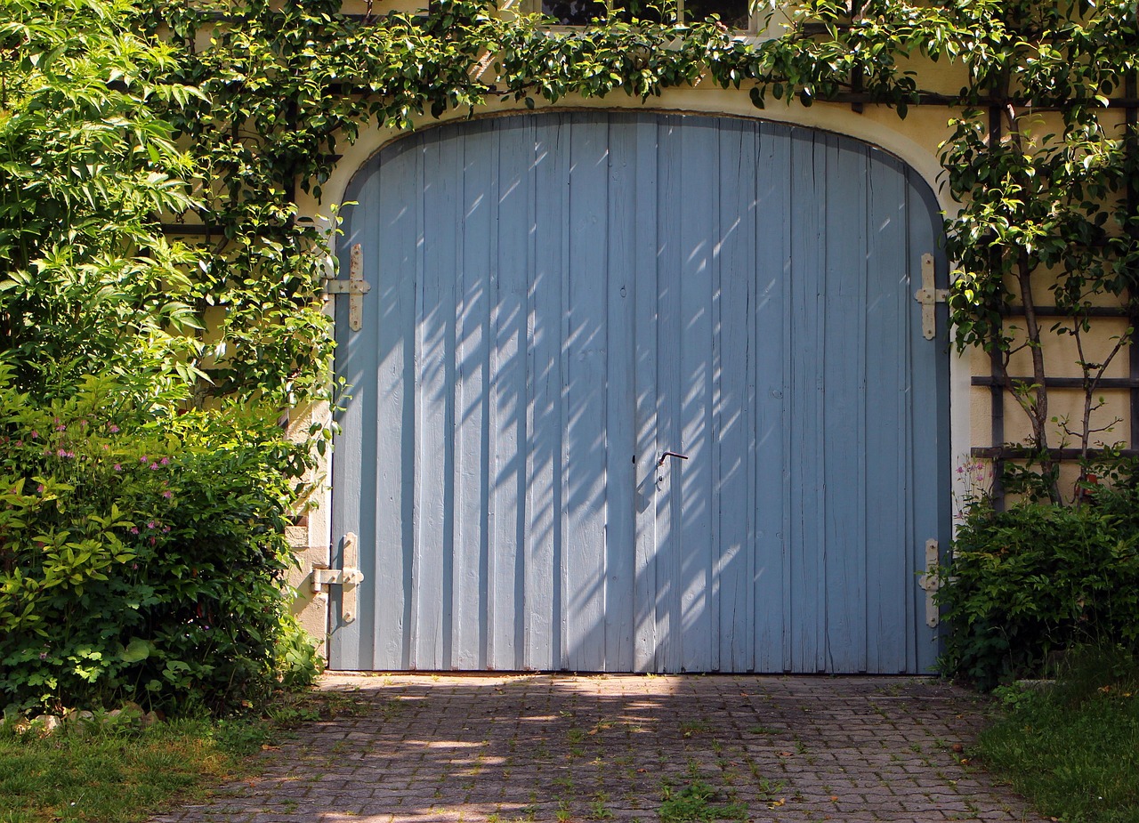 Porte de garage d'une maison sous la vigne vierge