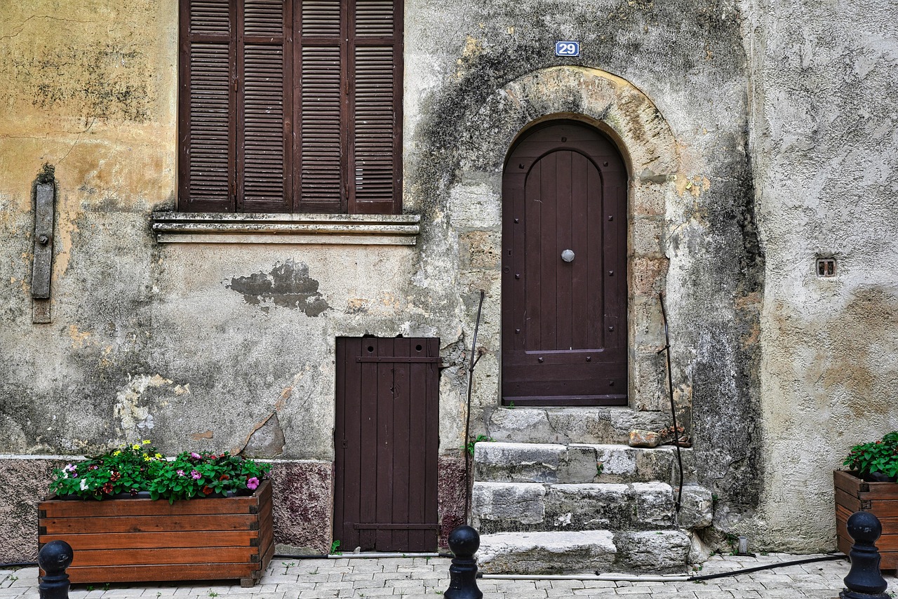 Porte d'une maison ancienne avec escalier de pierre