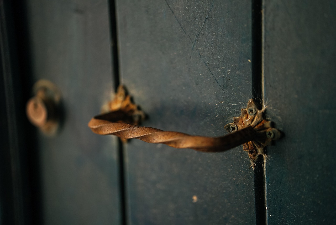 Porte en bois avec sa serrure