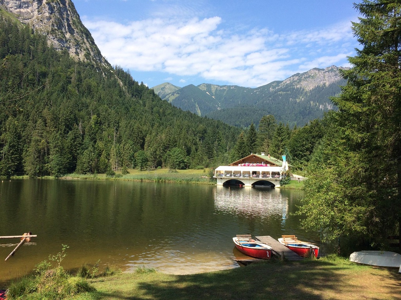 Restaurant au bord d'un lac de montagne