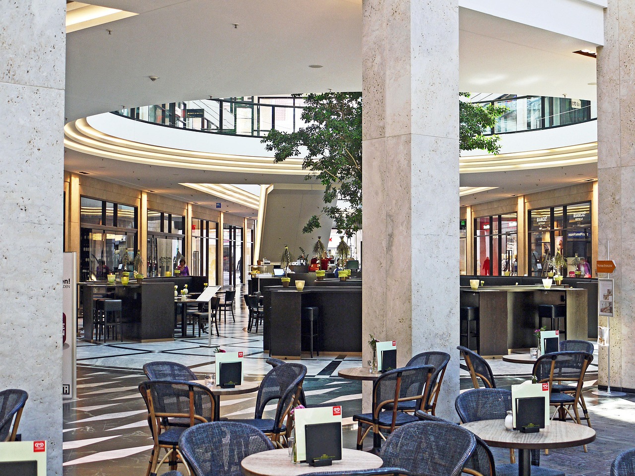 Terrasse de café avec tables et chaises