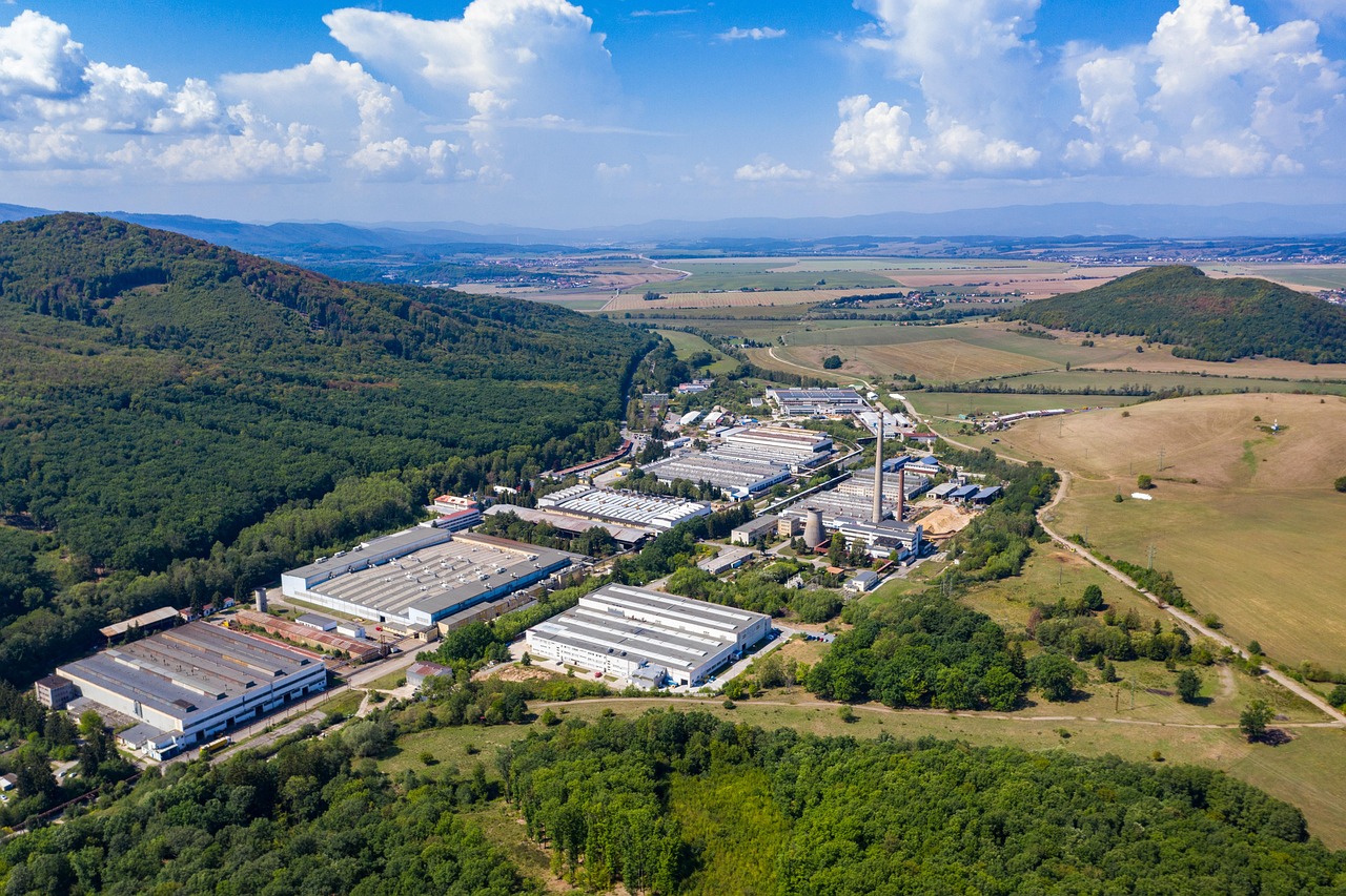 Zone d'activités vue du ciel, entre champs et forêt