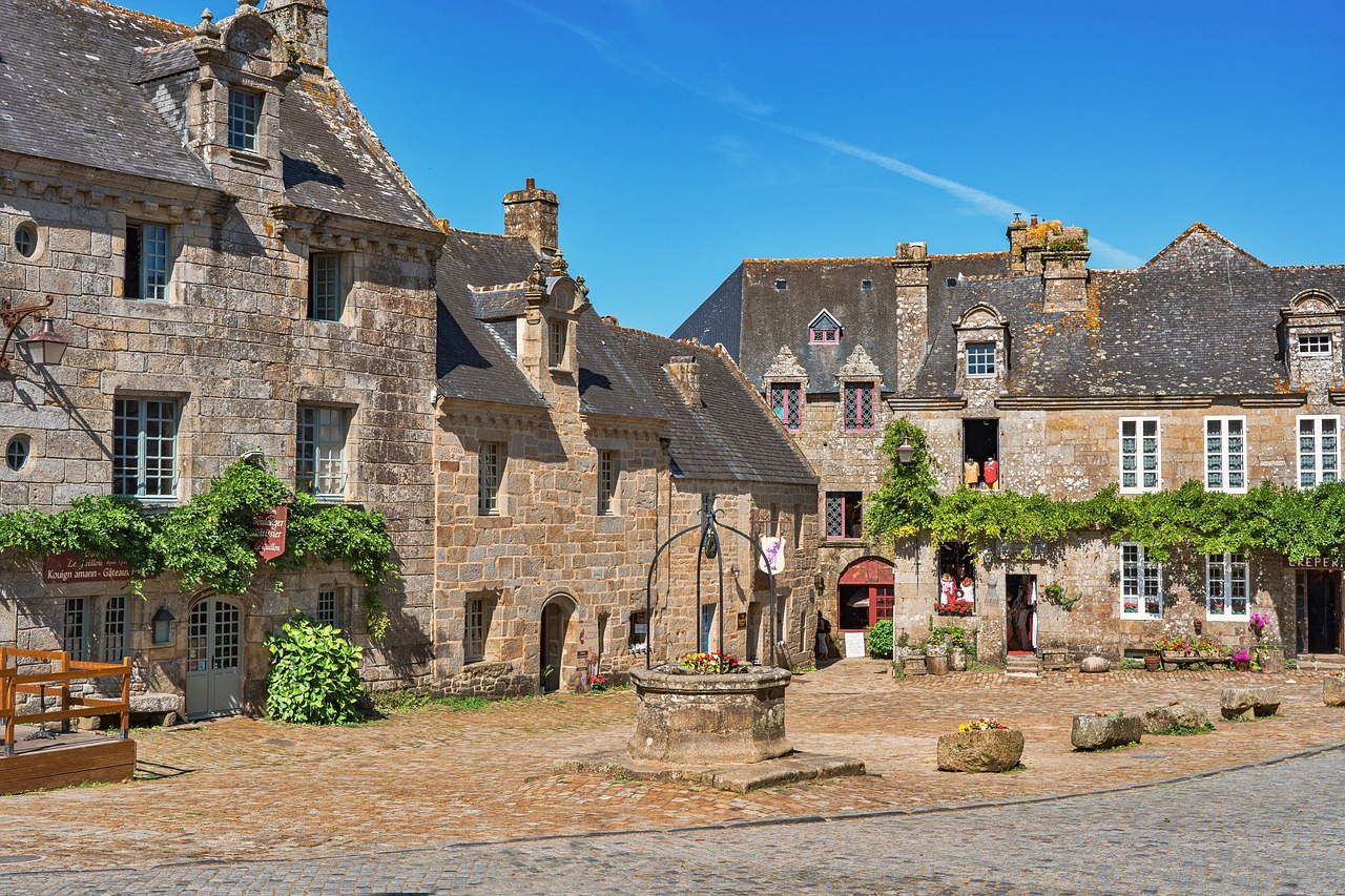 Place de l’église de Locronan, maisons de granit du XVIIe siècle, Finistère